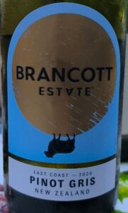 Eine Flasche Brancott Estate Pinot Gris Weißwein mit hellem Etikett vor neutralem Hintergrund.