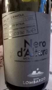 Rotweinflasche des Nero d'Altura von Tenute Lombardo mit elegantem Etikett.