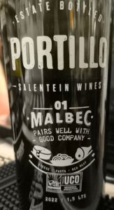 Eine Flasche Portillo Malbec Rotwein mit dunklem Etikett und eleganter Aufschrift vor hellem Hintergrund.