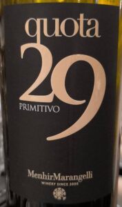 Rotweinflasche des Quota 29 Primitivo von Menhir Marangelli mit dunklem Glas und einem eleganten, hellen Etikett.