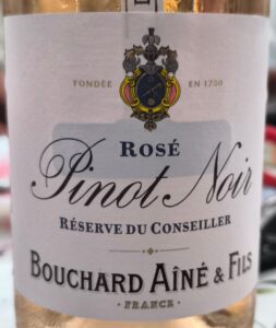 Eine Flasche Réserve du Conseiller Rosé Pinot Noir von Bouchard Aîné & Fils mit hellem Roséwein und klassischem Etikett.