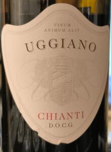 Klassische Weinflasche des Uggiano Chianti D.O.C.G. Rotweins mit traditionellem Etikett.