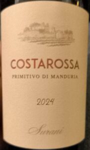 Dunkle Weinflasche des Costarossa Primitivo di Manduria mit elegantem, rötlich-schwarzem Etikett der Masseria Surani.