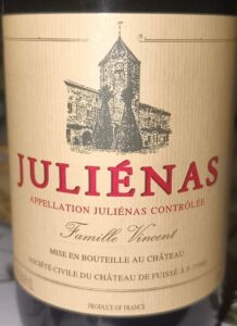 Klassische Weinflasche des Famille Vincent Juliénas Rotweins mit hellem Etikett und dunkler Kapsel.